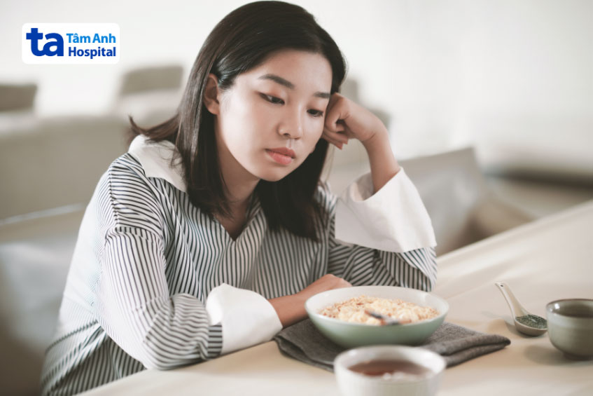 người phụ nữ chán ăn uống