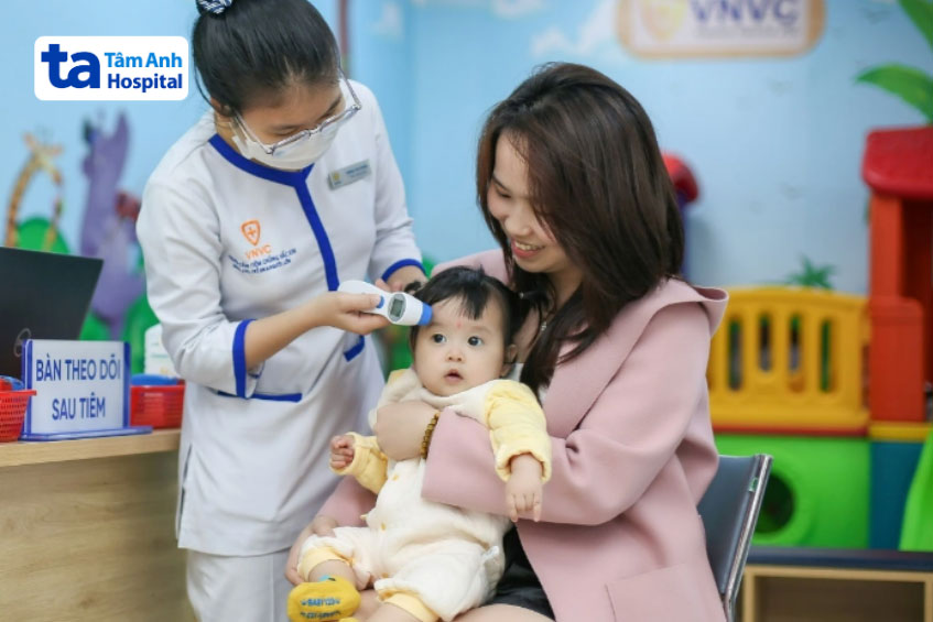 nhân viên y tế kiểm tra sức khỏe