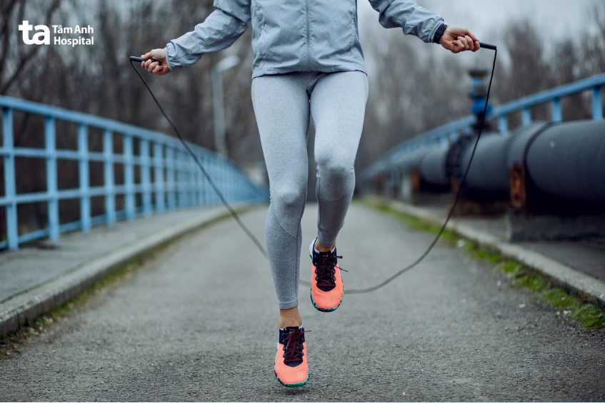 nhảy dây là bài tập giảm mỡ bắp tay