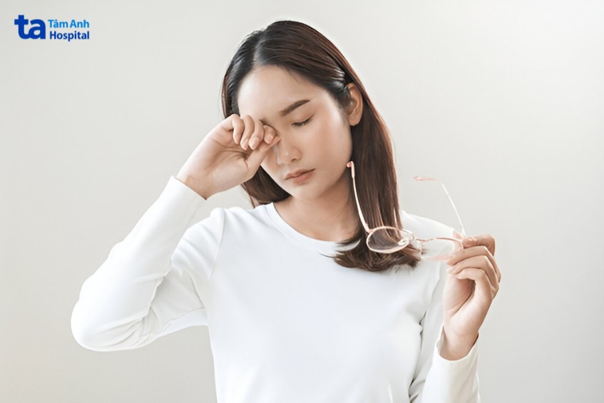 nhiều người cảm thấy khô mắt sau mổ cận