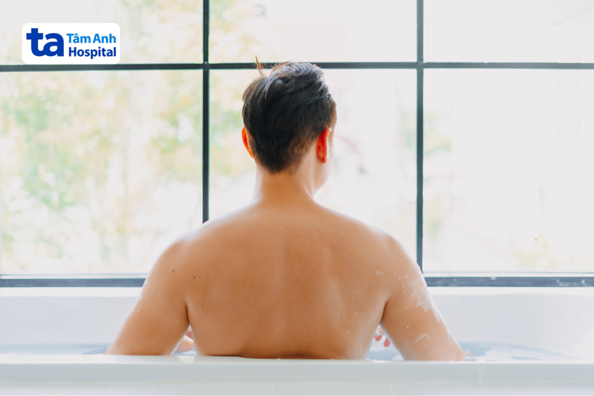 Những ngày đầu sau khi cắt bao quy, nam giới không nên ngâm mình lâu trong bồn tắm