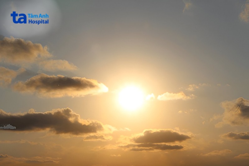 da tay tiếp xúc nhiều với tia UV làm nổi đốm