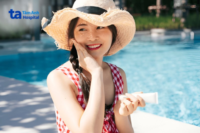 thoa kem chống nắng bảo vệ da tránh đồi mồi