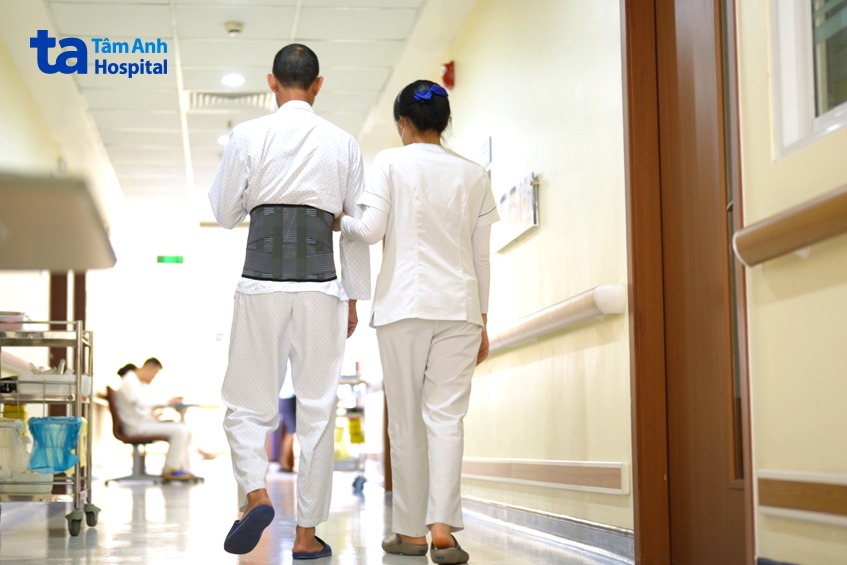 ông sơn tập đi lại sau phẫu thuật