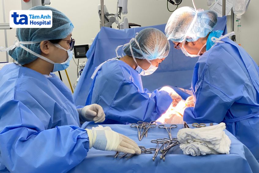 Phẫu thuật điều trị sớm bệnh tim bẩm sinh nhằm phòng ngừa biến chứng nguy hiểm