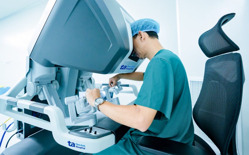 phẫu thuật viên điều khiển robot da vinci xi qua màn hình cảm ứng