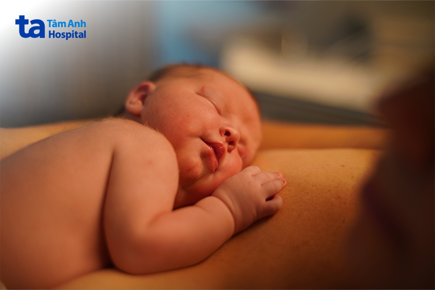 phương pháp trẻ sơ sinh được đặt trực tiếp lên vùng ngực trần của mẹ