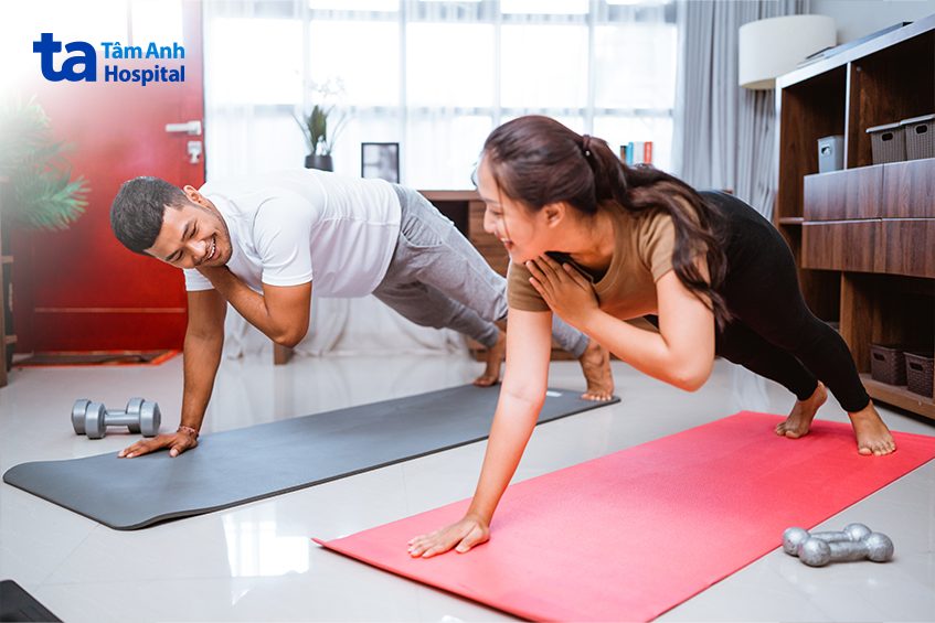 plank chạm vai hợp người có kinh nghiệm