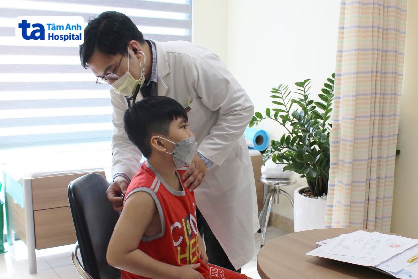 BS.CKII Vũ Năng Phúc - Trưởng khoa Tim bẩm sinh, Trung tâm Tim mạch BVĐK Tâm Anh TP.HCM đang khám cho bệnh nhi bị tim bẩm sinh