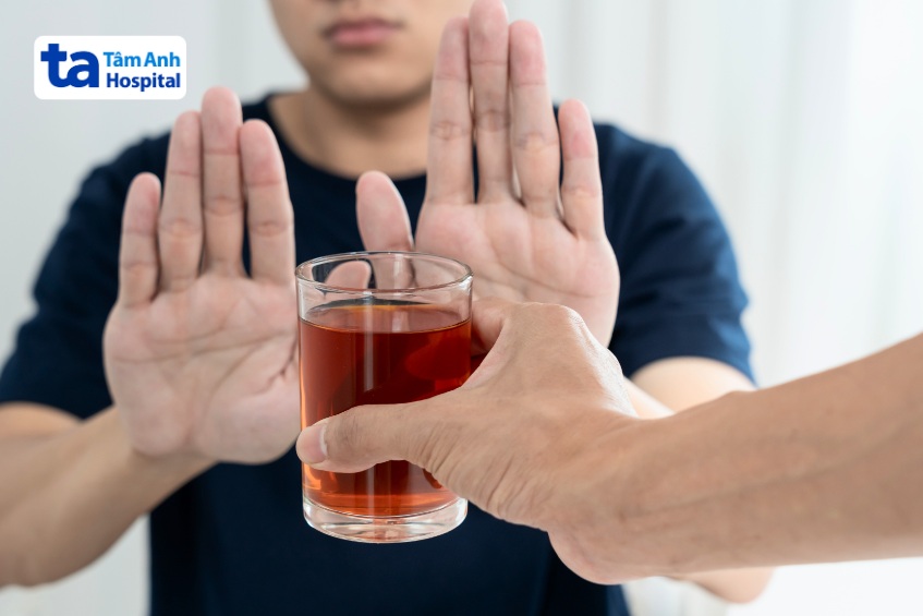 sau tiêm chủng nên tránh uống rượu bia