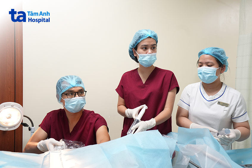 Siêu âm bơm nước buồng tử cung thường chỉ gây đau nhẹ và hết ngay sau thủ thuật