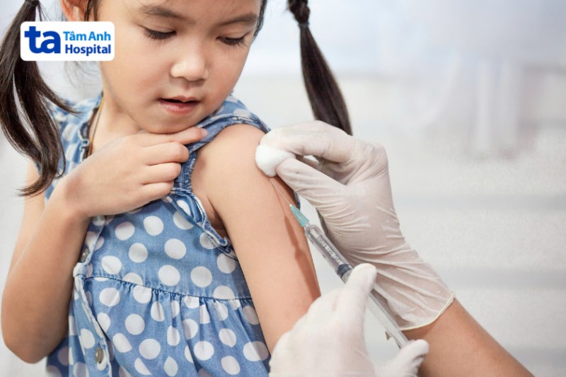 tiêm phòng vắc-xin ngừa sốt phát ban