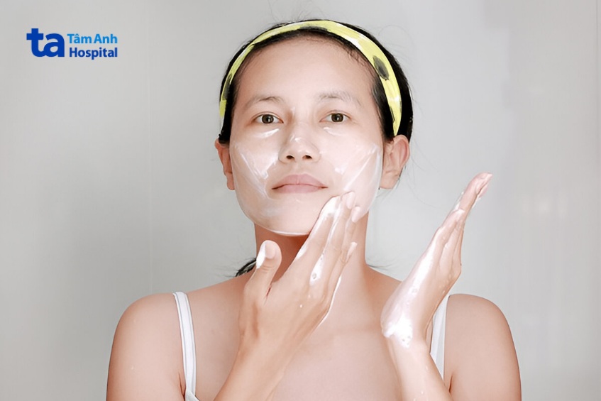 sử dụng kem chống nắng thường xuyên sau chấm tca