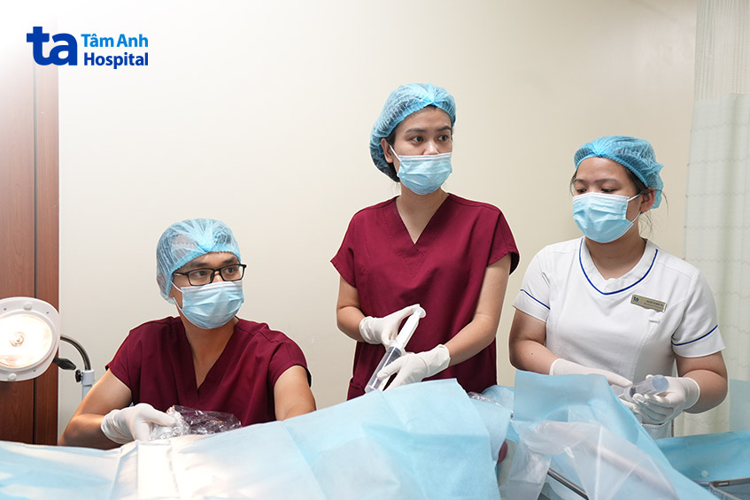 Tại IVFTA việc siêu âm bơm nước buồng tử cung được thực hiện bởi đội ngũ bác sĩ giỏi và giàu kinh nghiệm