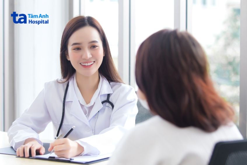 Phụ nữ nên tái khám sau sinh để được kiểm tra sự hồi phục tử cung, cũng như được bác sĩ tư vấn phương pháp tránh thai thích hợp