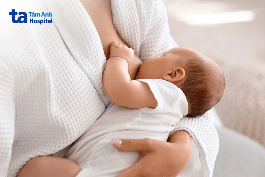 tăng cường cho trẻ bú sữa mẹ để hỗ trợ đào thải bilirubin