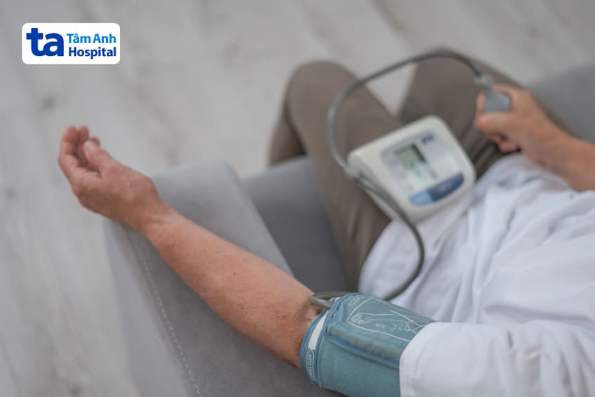 tăng huyết áp có thể gây đau đầu ù tai mệt mỏi chóng mặt