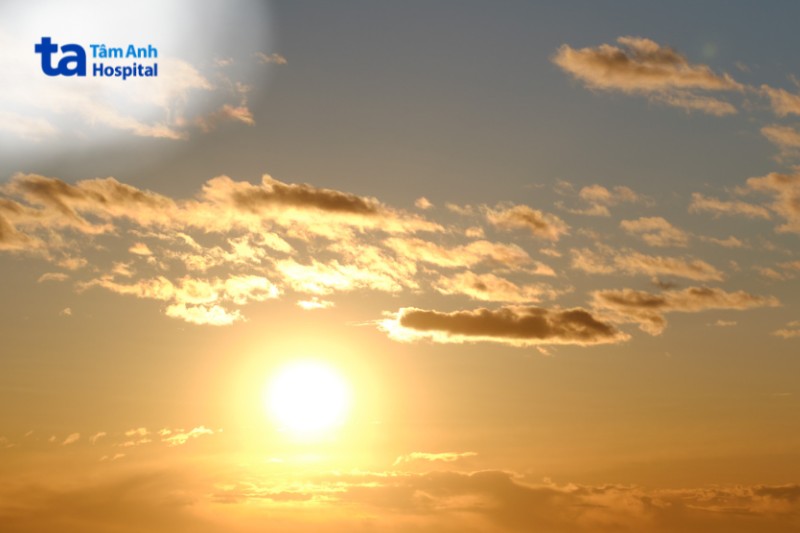 tay nổi đốm nâu như đồi mồi do Tia UV