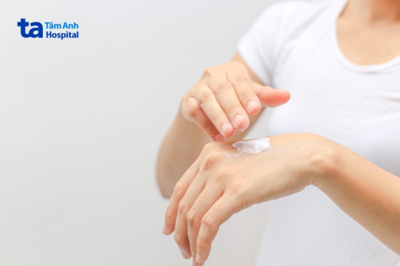 dùng sản phẩm làm sáng da tránh bị đồi mồi