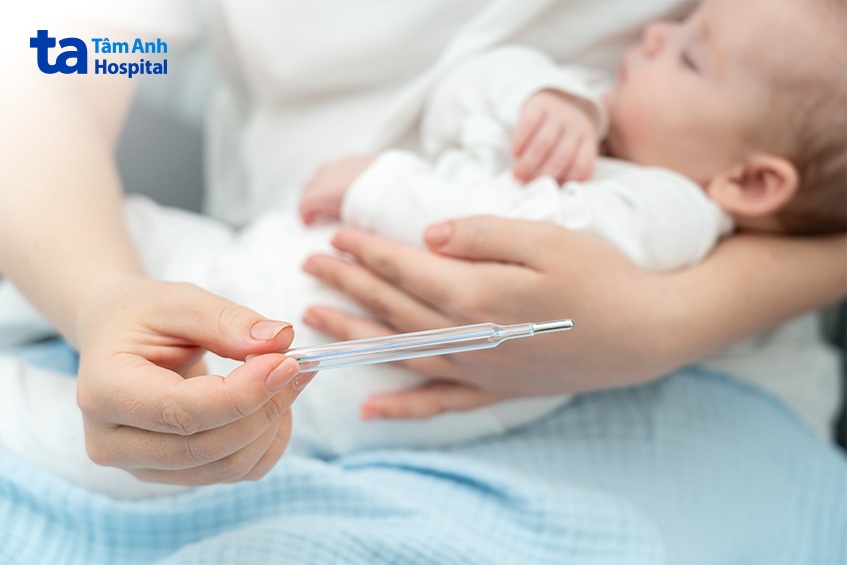 thân nhiệt bình thường của trẻ khoảng 36 độ 5 - 37 độ 5 khi đo ở nách hoặc miệng
