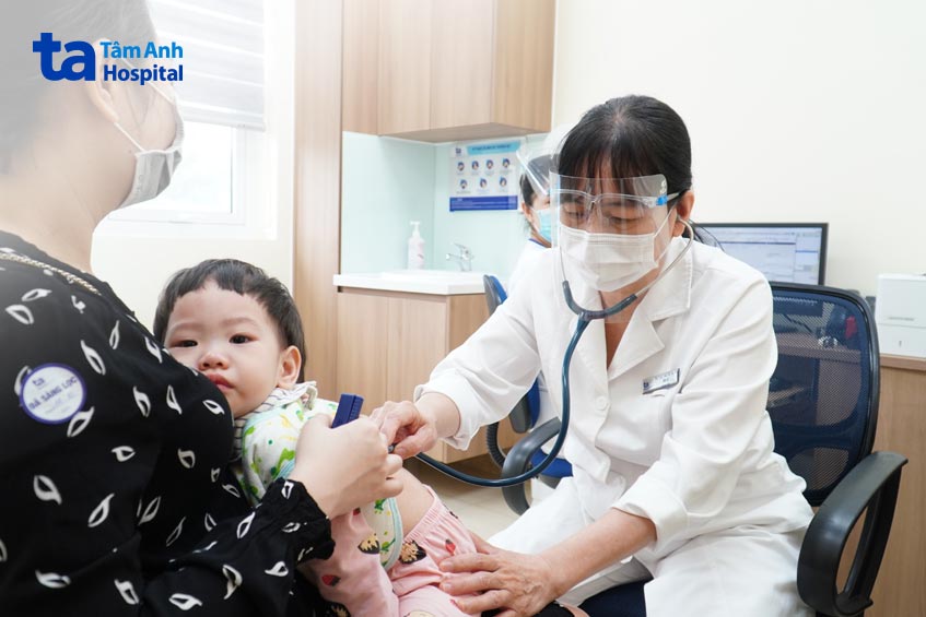 thấy những dấu hiệu bất thường ba mẹ cần đưa trẻ đến bệnh viện