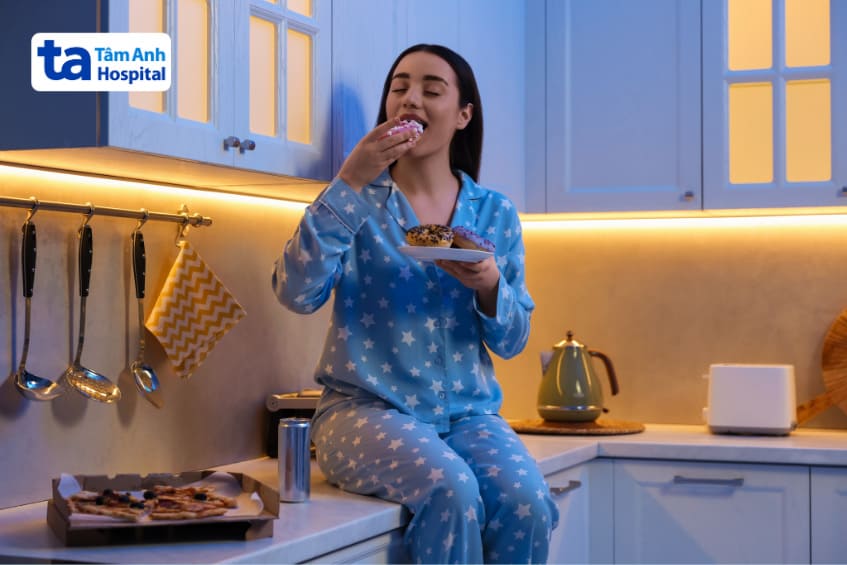 thức khuya gây ra cảm giác đói và dễ tăng cân