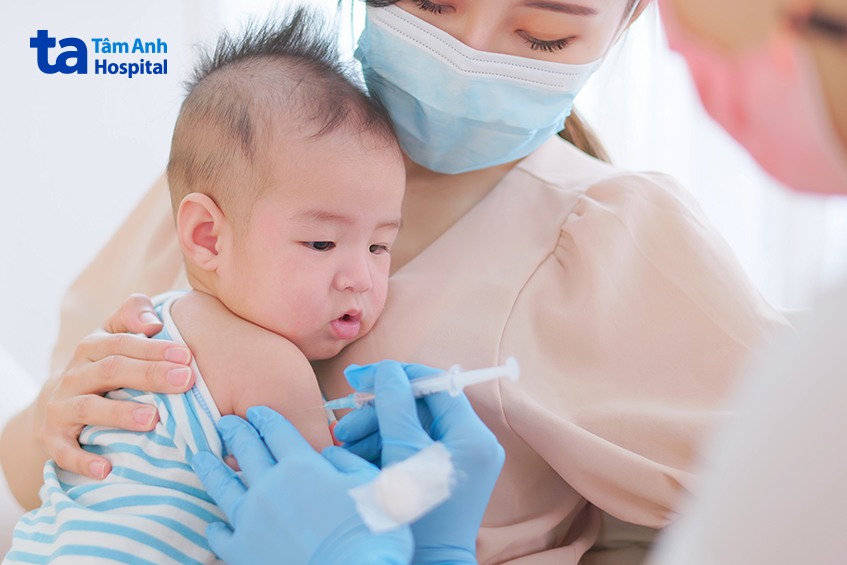 tiêm phòng đầy đủ các mũi tiêm cần thiết cho trẻ