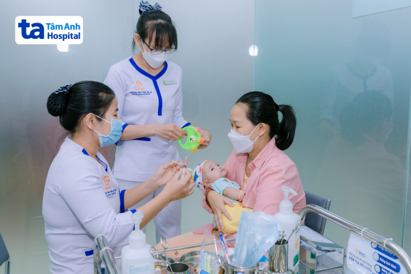 tiêm vắc xin 6in1 đúng lịch cho trẻ