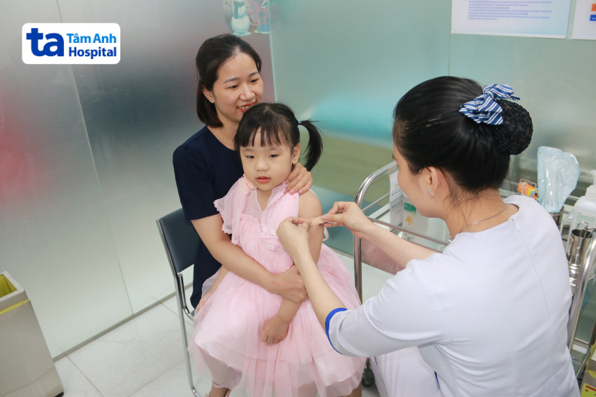 tiêm vắc xin phế cầu cho bé