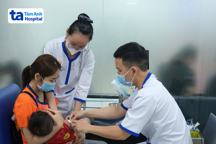 tiêm vắc xin phế cầu cho trẻ