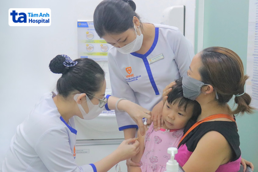 tiêm vắc xin phòng bệnh phế cầu cho trẻ