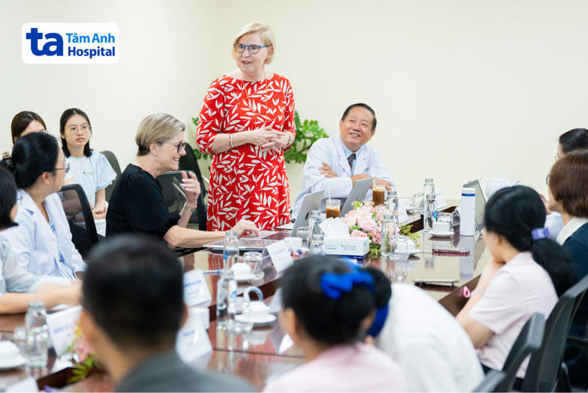 Tiến sĩ Adrianne K. Pope cho biết dù là lần đầu tiên làm việc với các bác sĩ, chuyên gia, nhân viên của IVF Tâm Anh nhưng bà cực kỳ ấn tượng về sự chuyên nghiệp, chất lượng vượt trội của trung tâm