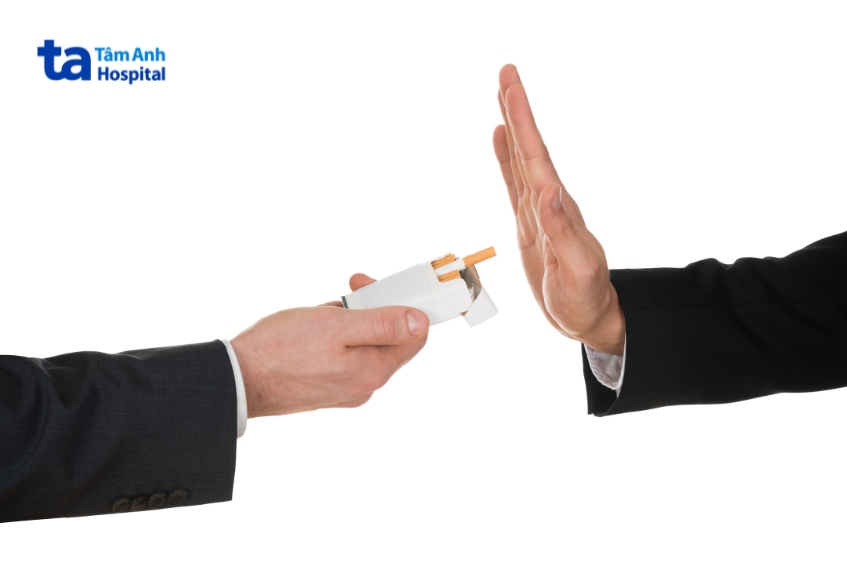 tránh xa thuốc lá để giảm tai biến