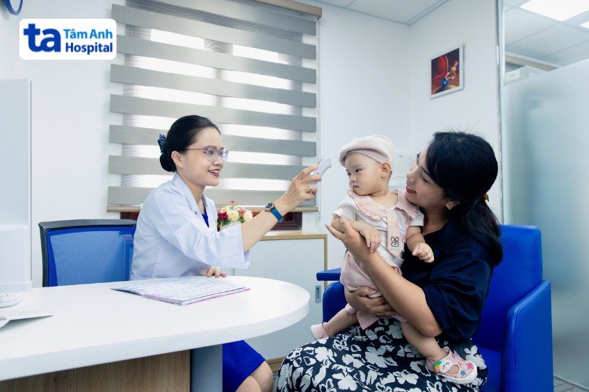 trẻ cần khám sàng lọc trước khi tiêm