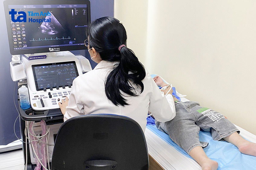 Trẻ nếu phát hiện bệnh tim bẩm sinh cần được siêu âm tim định kỳ để có biện pháp can thiệp nếu phát hiện bất thường