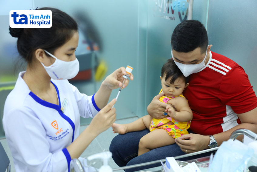 trẻ tiêm phế cầu 13