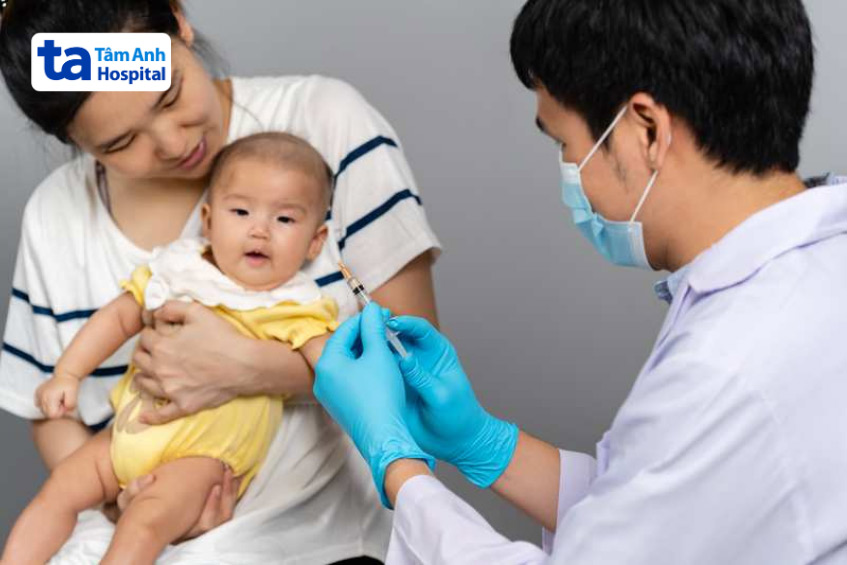 trẻ tiêm phòng vaccin 6in1