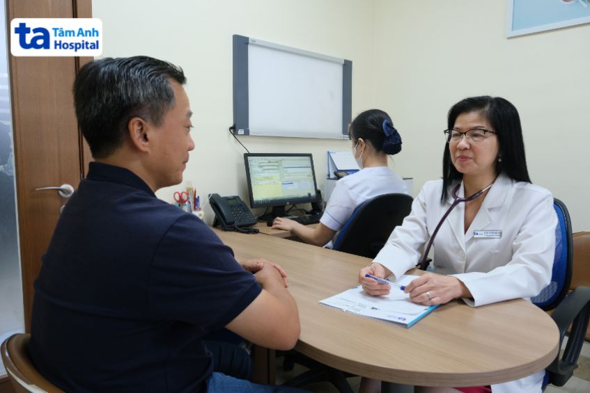 ThS.BS.CKII Huỳnh Thanh Kiều, Trưởng khoa Nội Tim mạch 1, Trưởng đơn vị Suy tim, Trung tâm Tim mạch đang thăm khám cho người bệnh tại Bệnh viện Đa khoa Tâm Anh Quận 7.