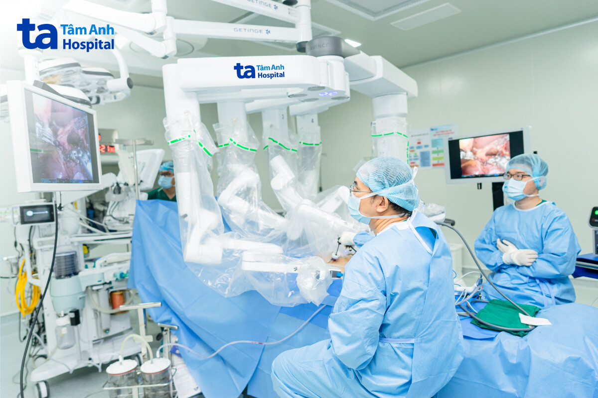ứng dụng robot da vinci xi loại bỏ khối u