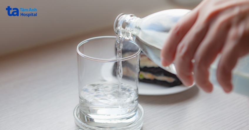 uống đủ nước giúp loại bỏ bất kỳ mảnh vụn nào của sỏi niệu quản còn lại
