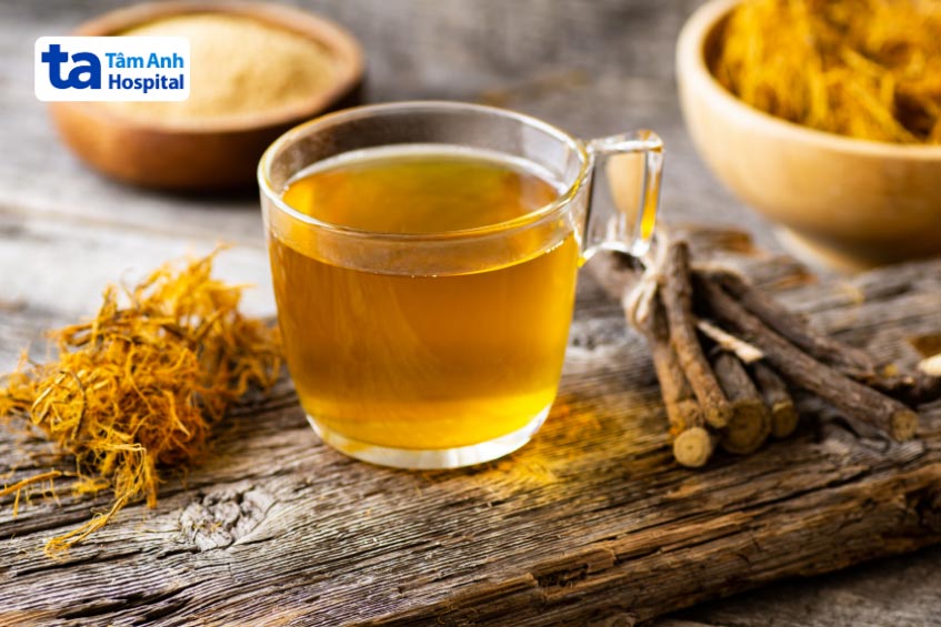 uống một tách trà cam thảo nóng