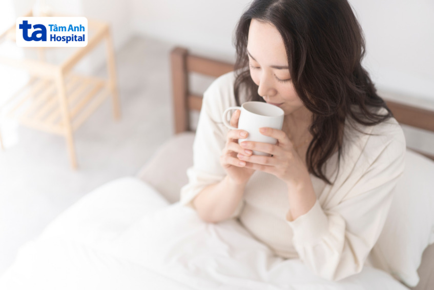 uống nước ấm làm dịu cơn ho ngứa cổ họng có đờm