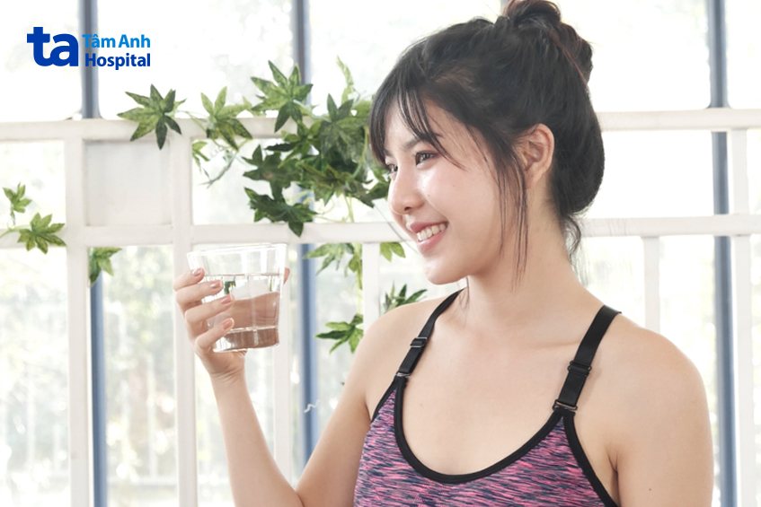 uống nước giúp giảm mỡ bắp tay