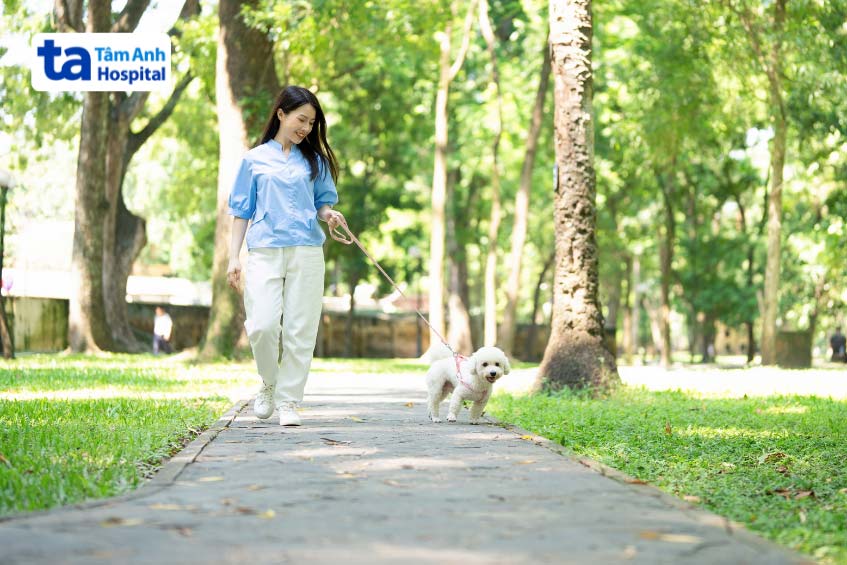 Viêm khớp gối nên đi bộ không