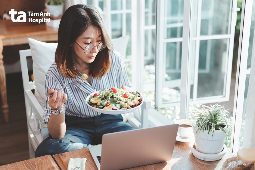 vừa ăn vừa làm việc có thể gây rối loạn tiêu hóa