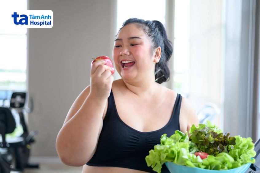 Ăn nhiều rau xanh, thực phẩm giàu chất xơ giúp giảm lượng cholesterol xấu.