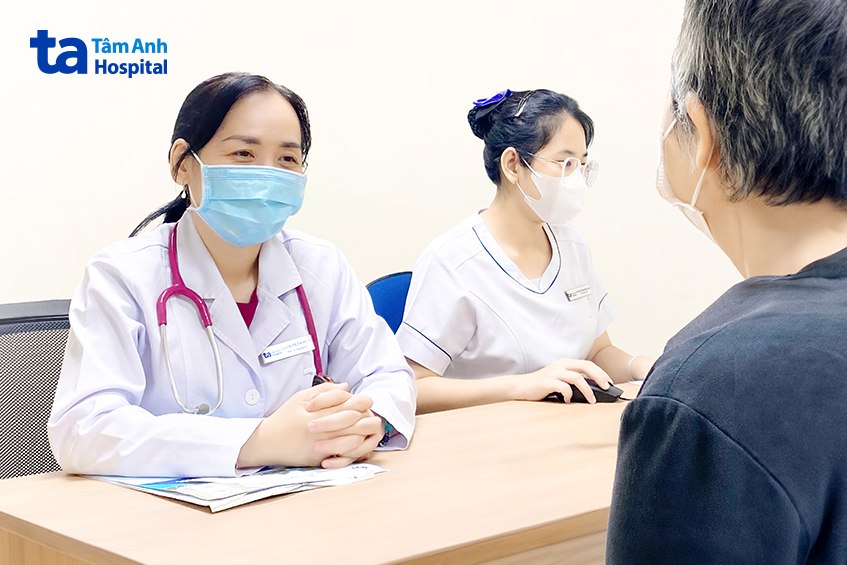 bà h tái khám định kỳ với bác sĩ thư