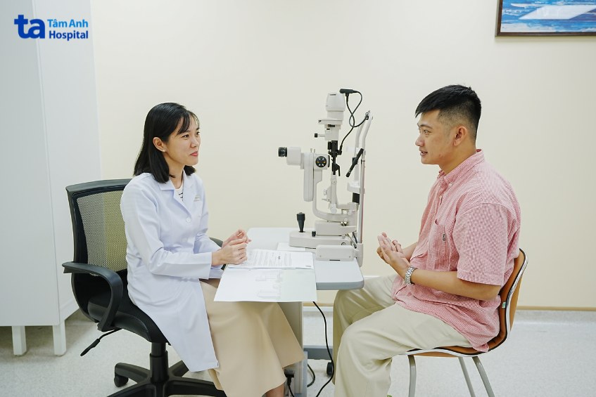 bác sĩ anh lắng nghe chia sẻ người bệnh