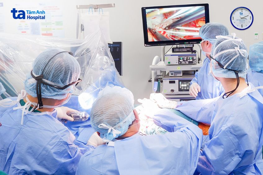 Ekip bác sĩ Bệnh viện Đa khoa Tâm Anh phẫu thuật ít xâm lấn kết hợp nội soi thay van hai lá cho bệnh nhân