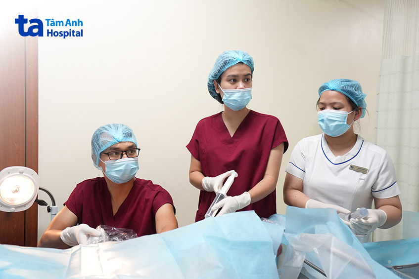Các bác sĩ BVĐK Tâm Anh thực hiện siêu âm bơm nước buồng tử cung cho bệnh nhân